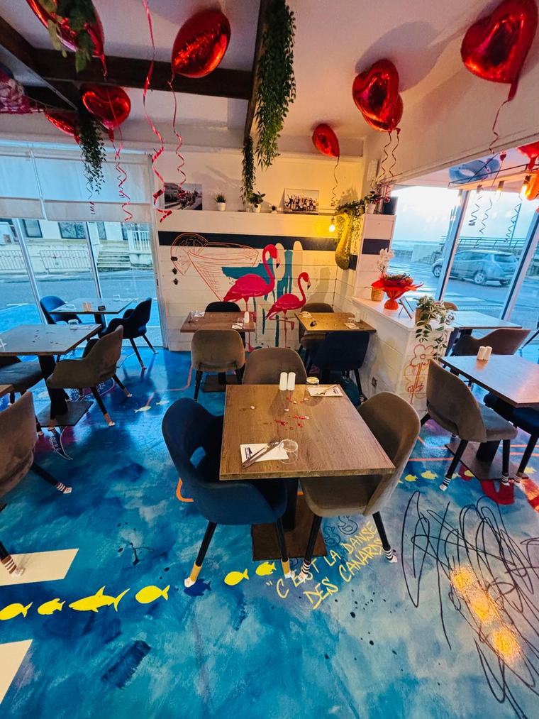 Salle décorée, flamants peints au sol